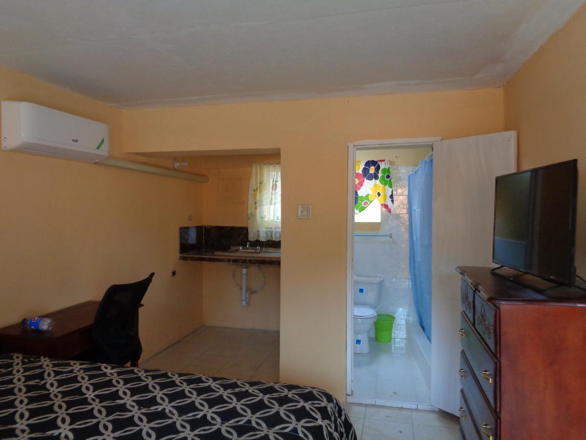 Tropical Manor Inn Half-Way-Tree คิงส์ตัน ภายนอก รูปภาพ